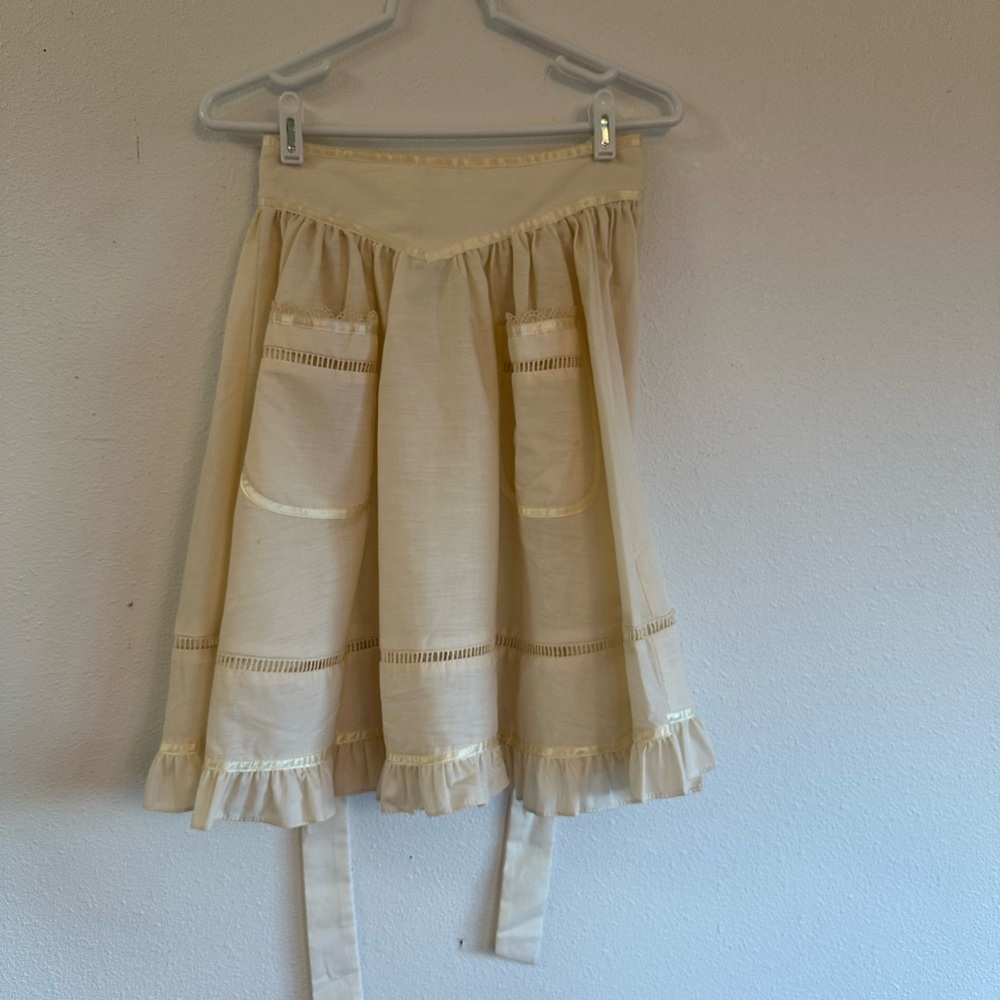 Elegant Cream Gunne Sax Apron - Picture 1 of 9